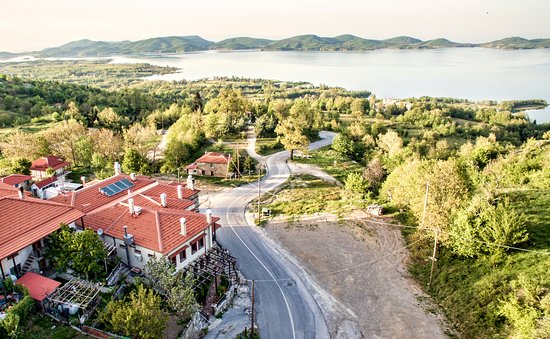 بيوت ضيافة وأكواخ تقليدية في بلاستيرا